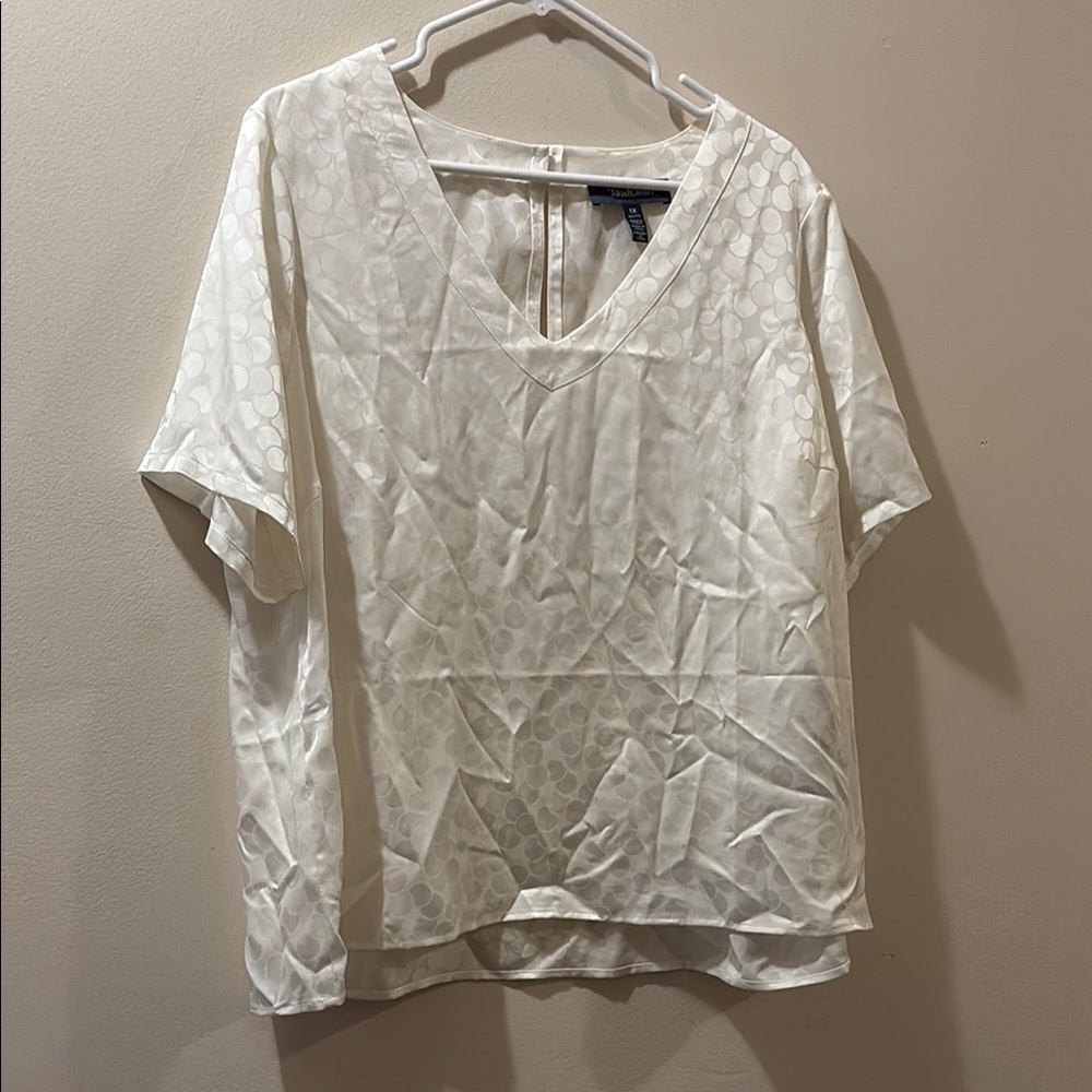 ModCloth NWT White V-Neck Short Sleeve Blouse - size 1X - polkadot pattern